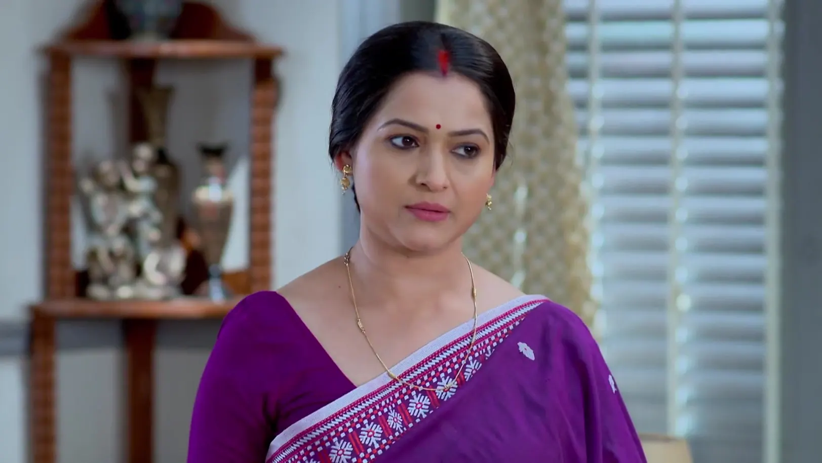 Lajbonti Is Happy to See the New Mirror - Kone Dekhaa Alo 