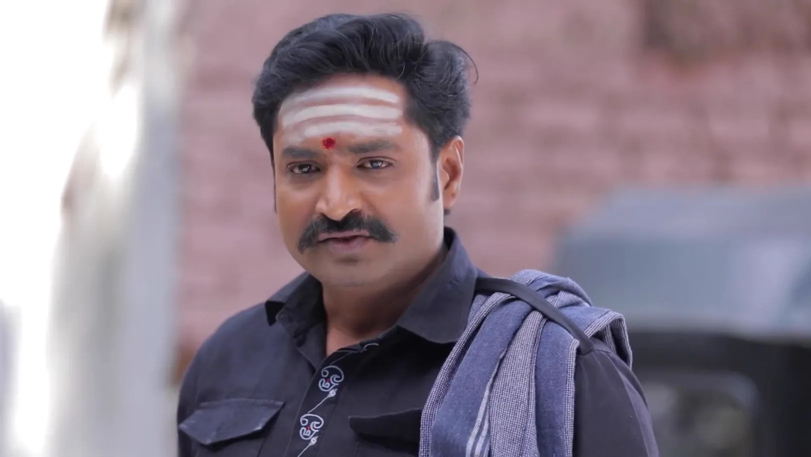 Shanmugham Blackmails the Goon's Life - Idhayam Shanmugham Blackmails the Goon's Life - Idhayam