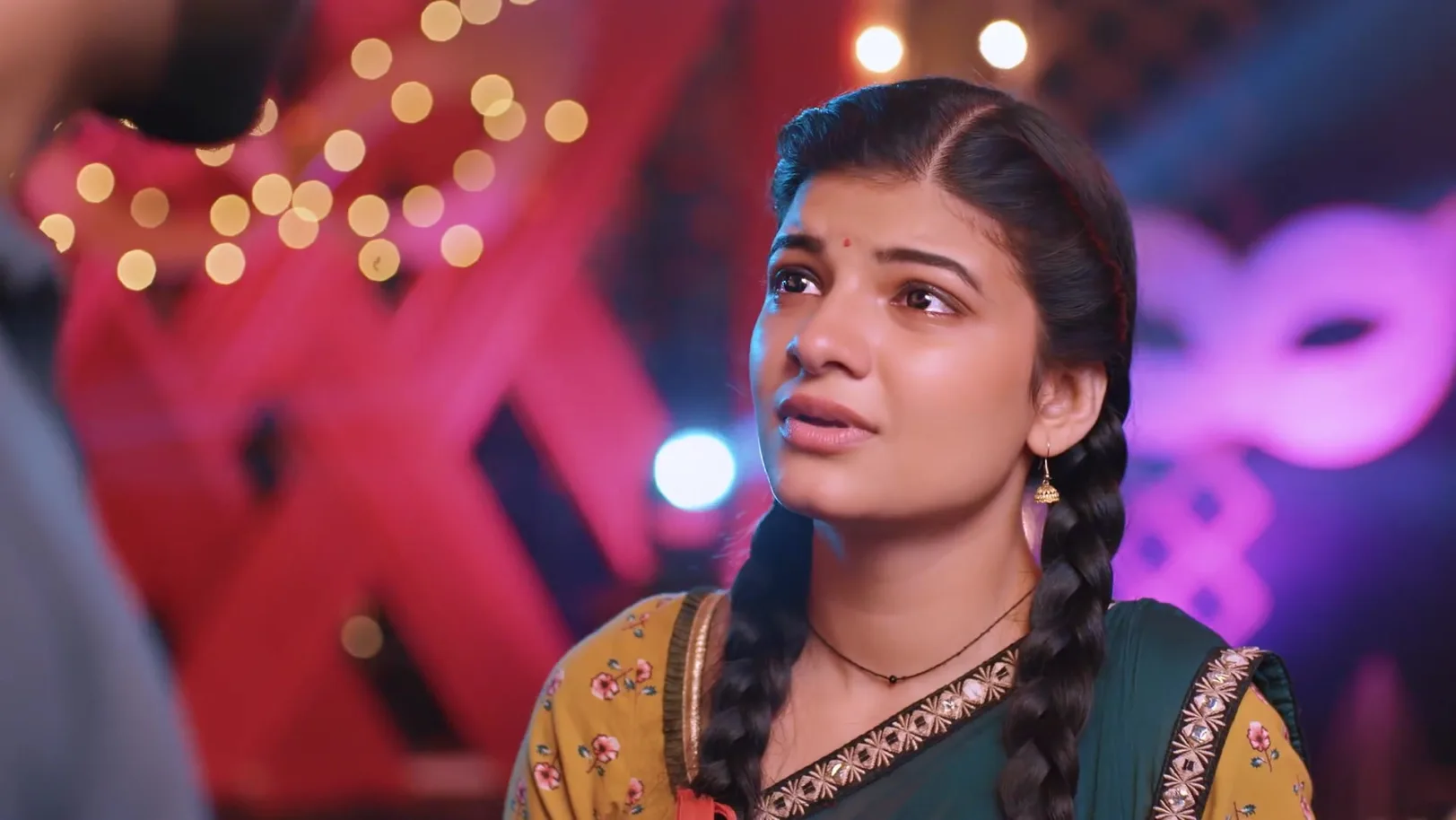 Kamini Notices Ved and Saru - Saru 