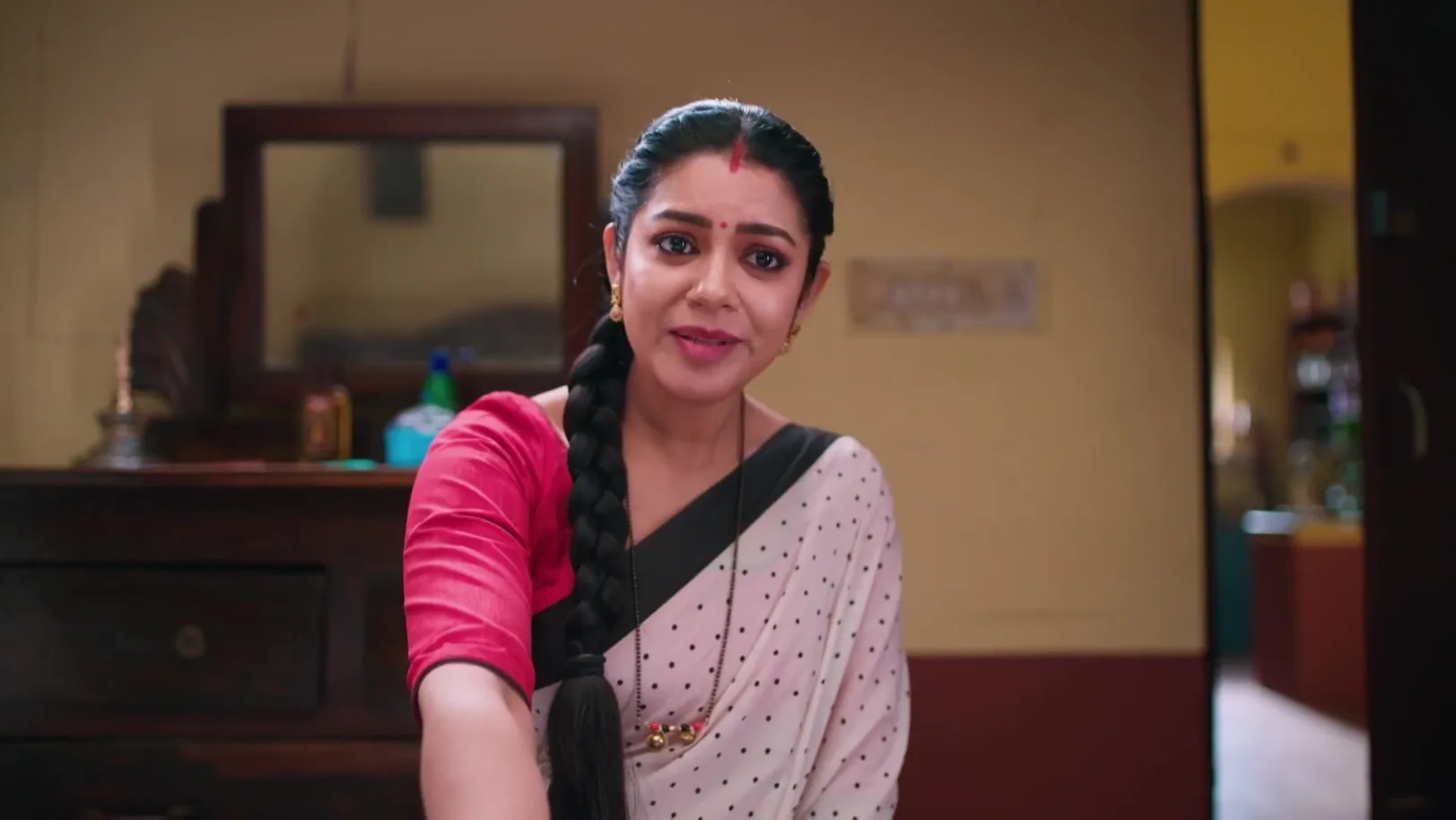 Bhoomika Supports Goutham’s Decision - Amruthadhaare 