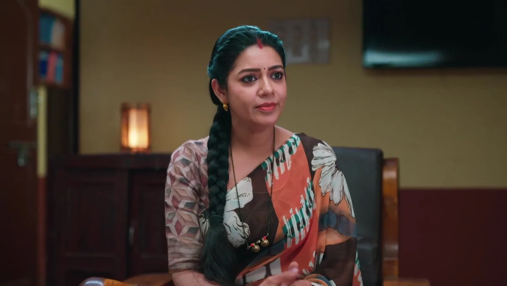 Bhoomika Tries to Get a Read on Sunil - Amruthadhaare 