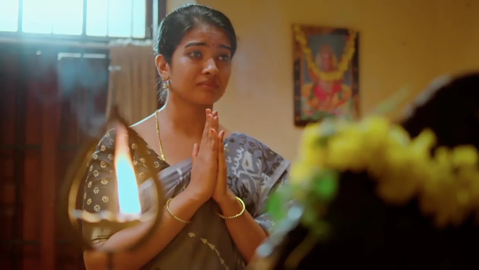 Vandana Shares Her Woes with Achamma - Manathe Kottaram 