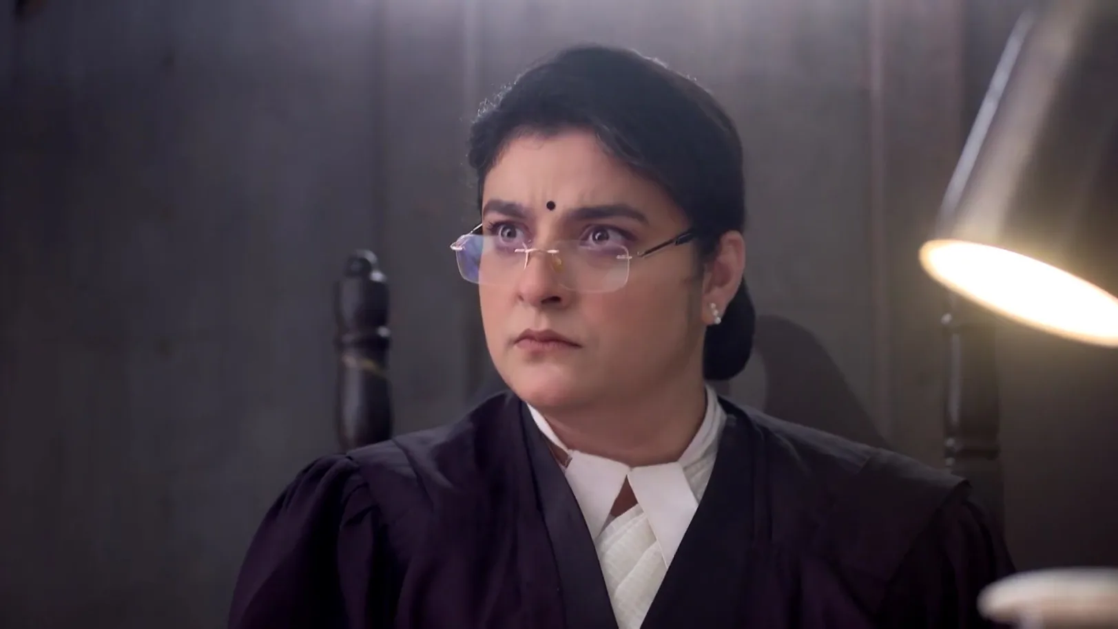 A Brawl Between Rayan and Parul in Court - Parineeta 