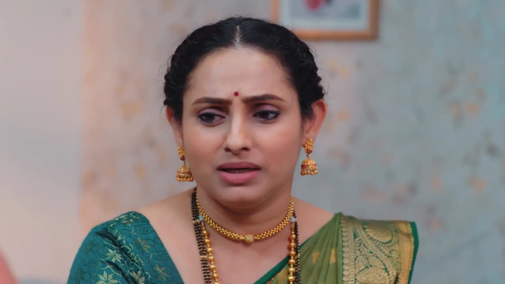 Renuka Gives Adhiraj Advice - Lakshmi Niwas 