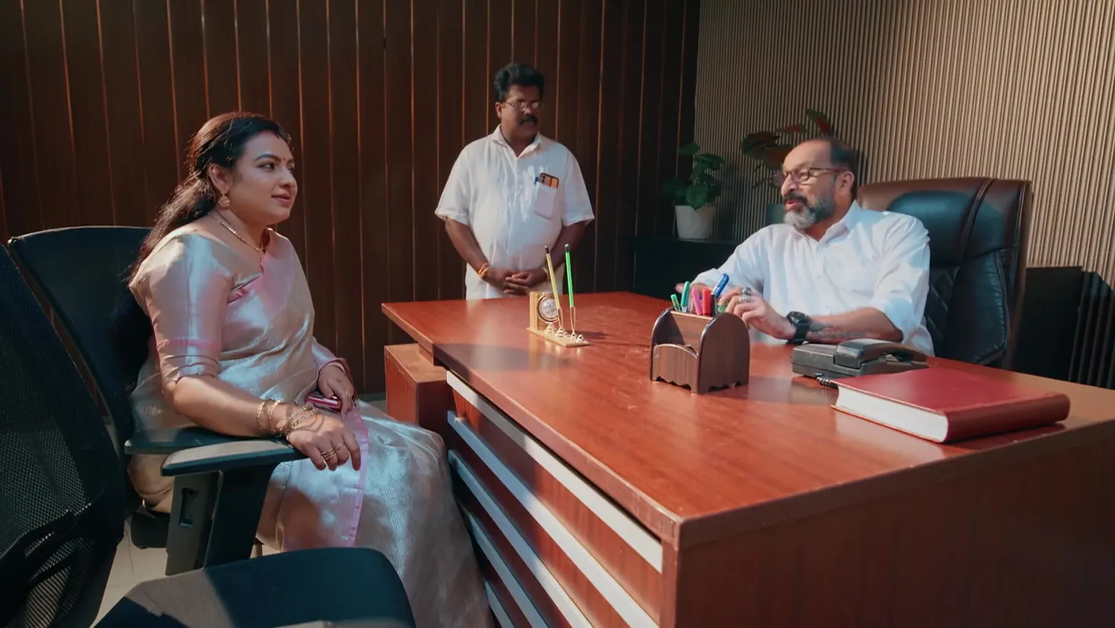 Ananthan Pillai Has a Word with Ambika - Akale 