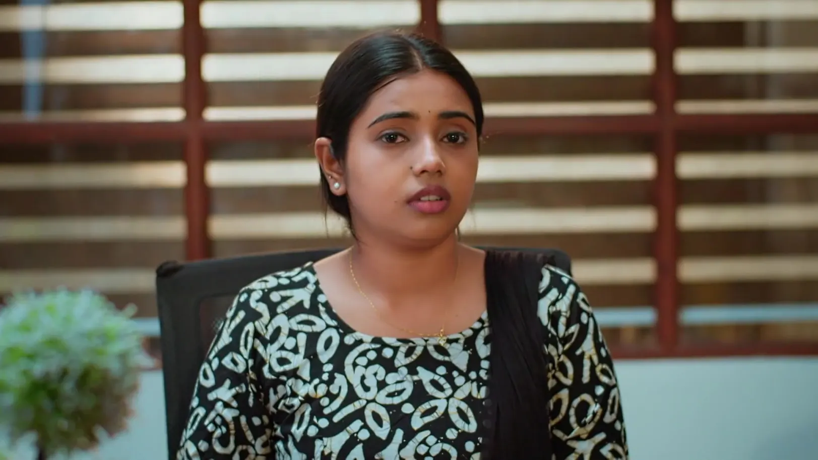 Shyam Helps Varsha Find a Job - Manathe Kottaram 