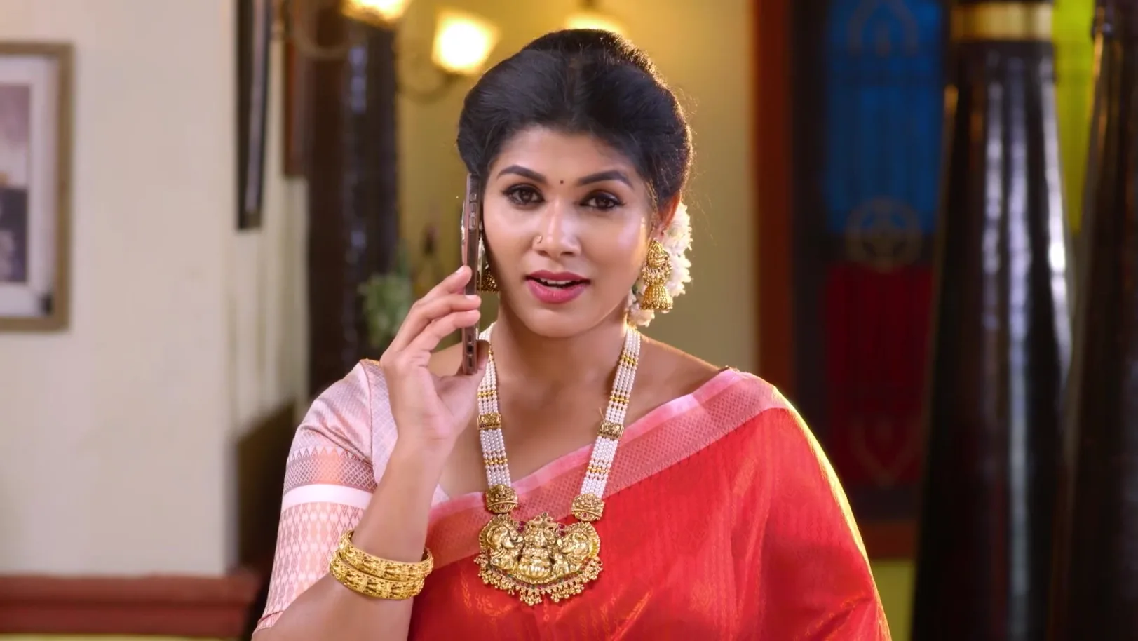 Parvathy Learns about Bhuvaneshwari's Act - Sandhya Raagam 