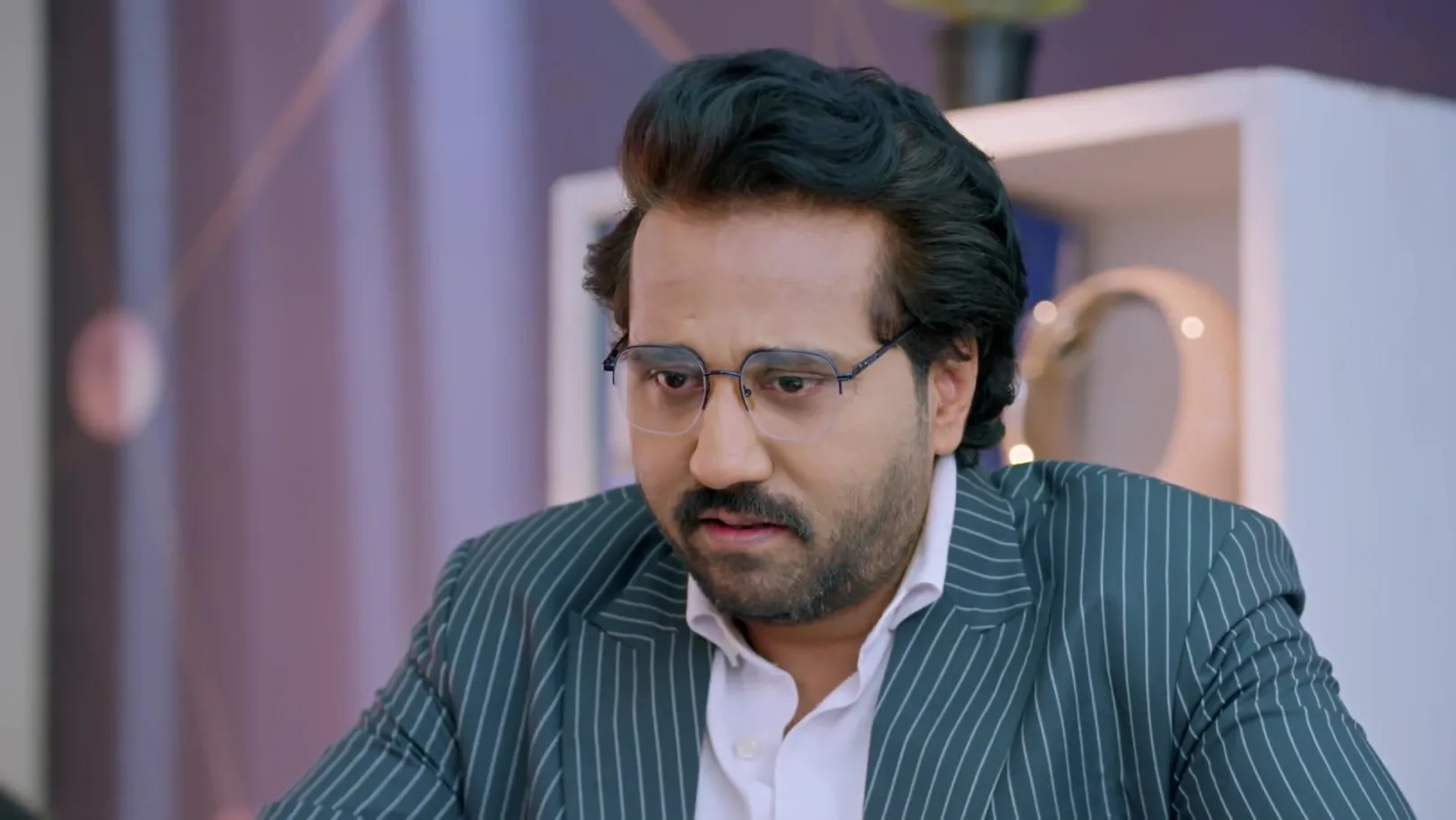 Kishore's Attempt to Get Close to Smita - Jaane Anjaane Hum Mile 