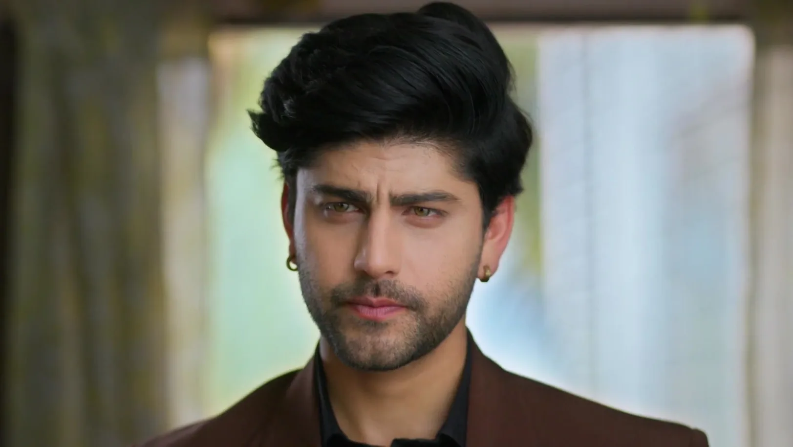 Vasudha Refuses to Take Prabhat's Help - Vasudha 