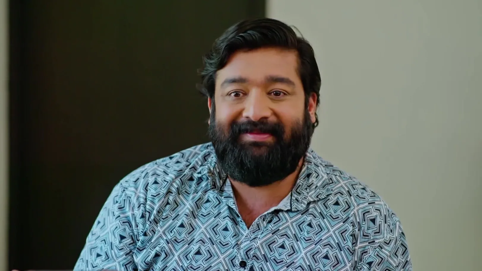 The Lawyer Has a Word with Prakash - Manathe Kottaram 