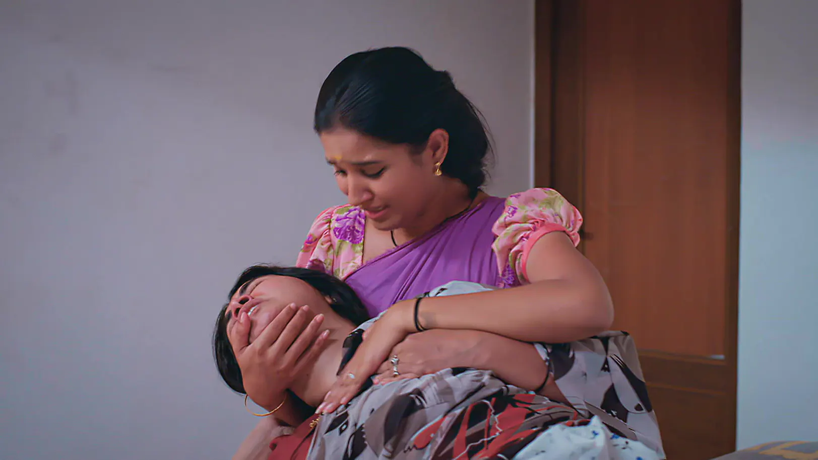 Mahi Rushes Seetha to the Hospital - Chembarathy - Promo Mahi Rushes Seetha to the Hospital - Chembarathy - Promo