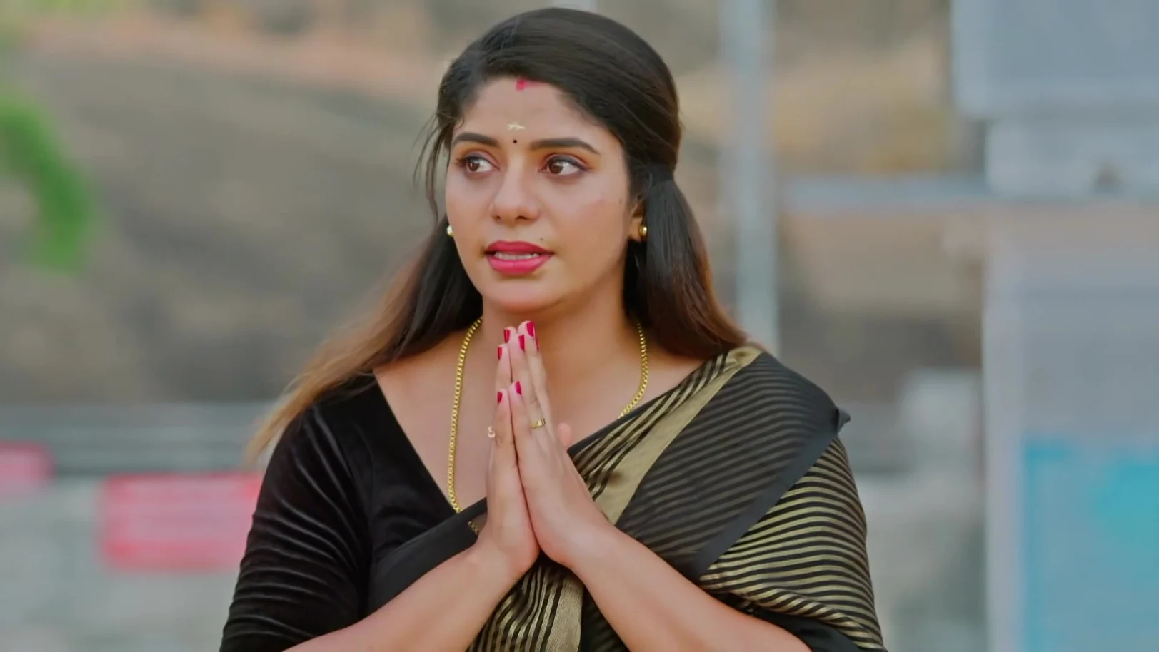 Aishwarya Makes Kalyani Do the Ritual - Chembarathy 