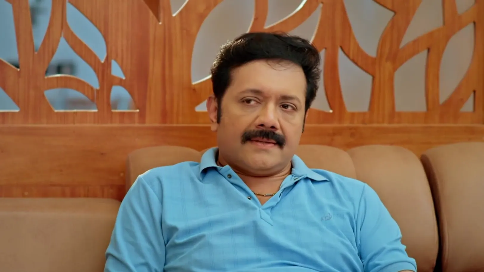 Suchitra Gives a Piece of Her Mind to Prakash - Manathe Kottaram 