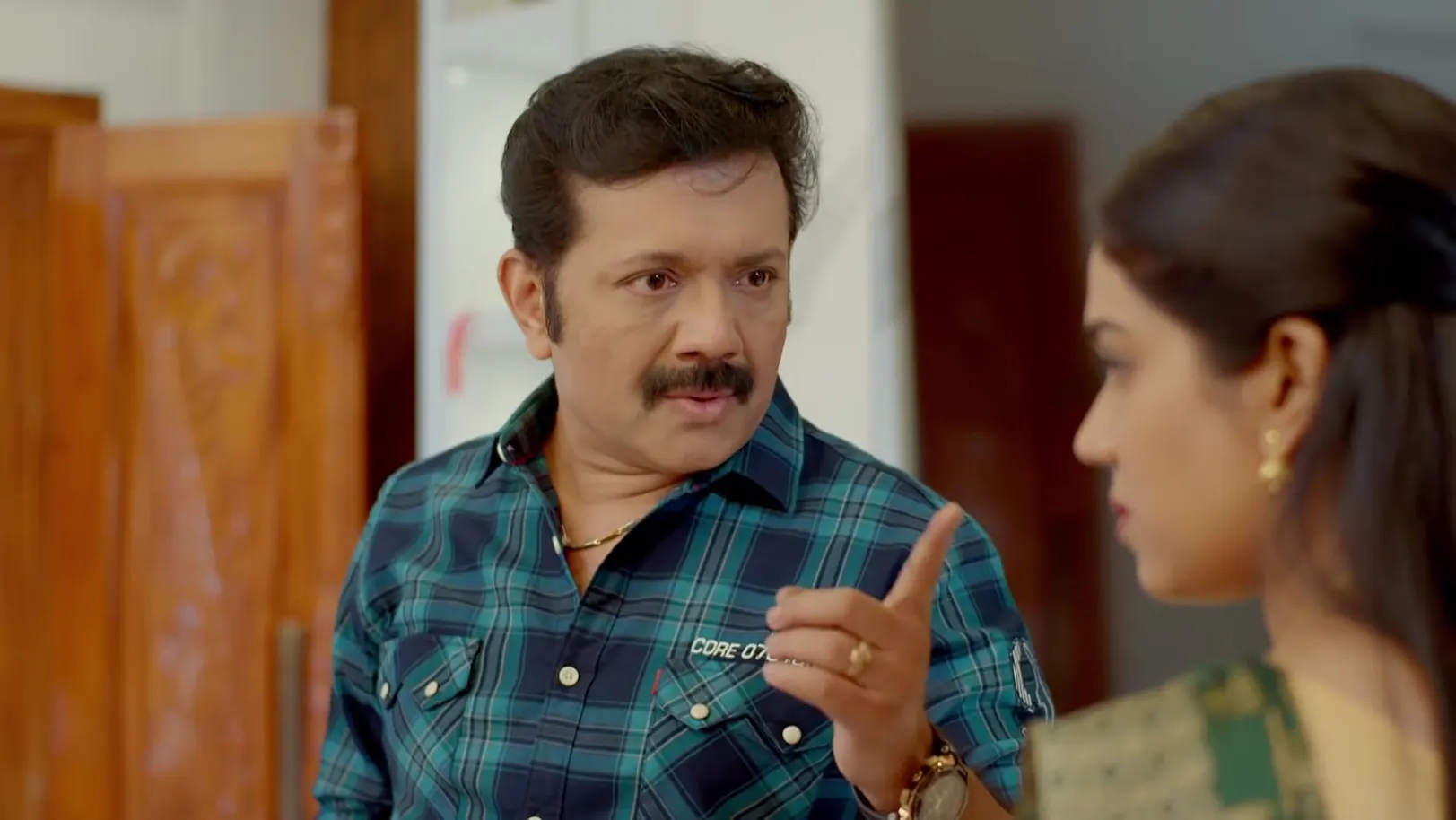 Suchitra Gives a Piece of Her Mind to Prakash - Manathe Kottaram 