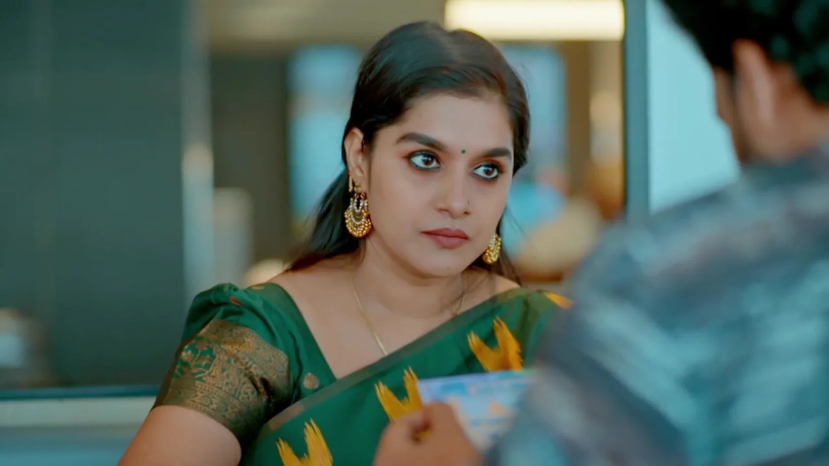 Aarathi Shows Sethumadhavan's Deed to Sachi - Mangalyam 