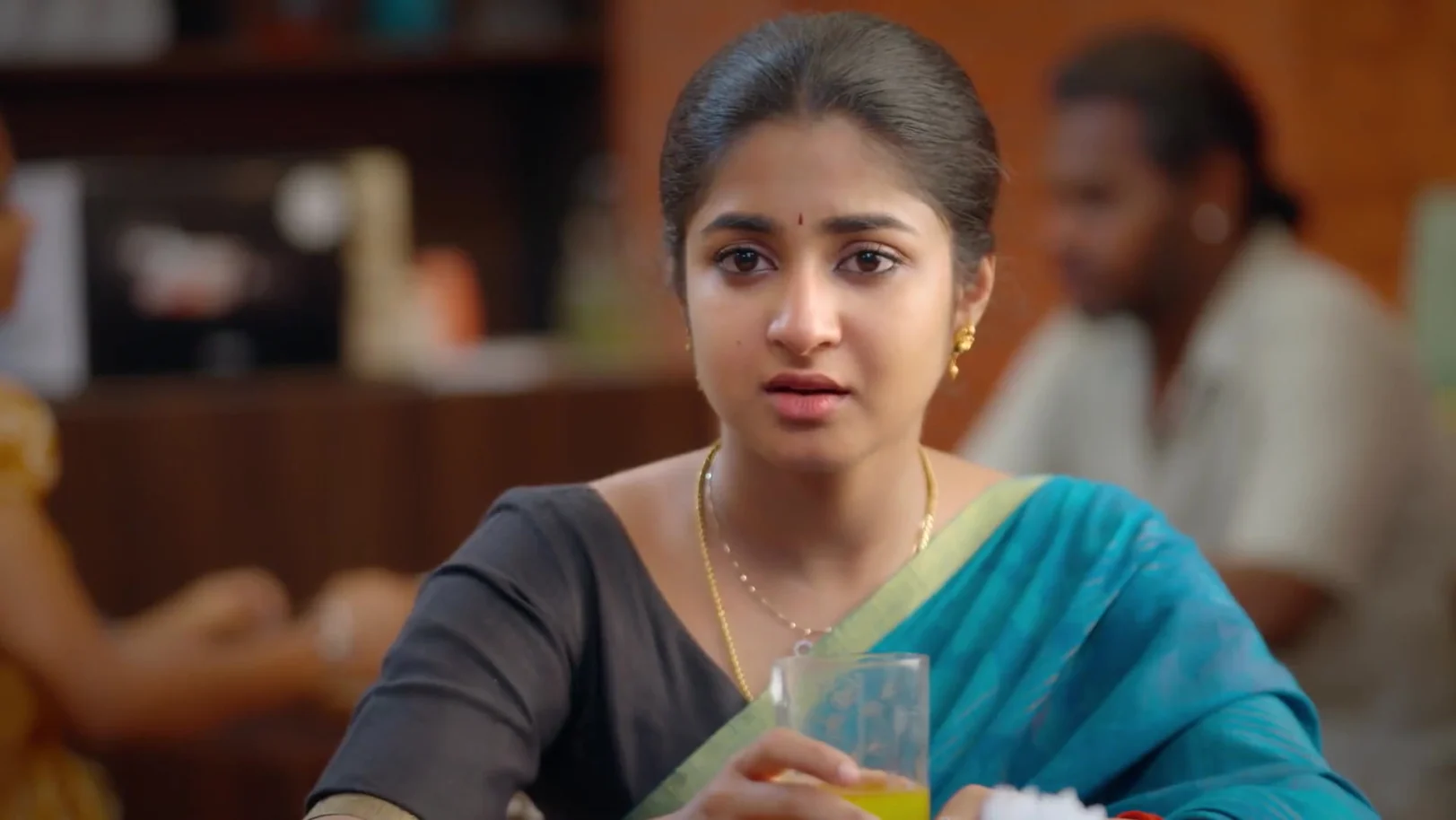 Jayanthi is Pleased to See Karna and Indhu - Chinnan Siru Kiliye 