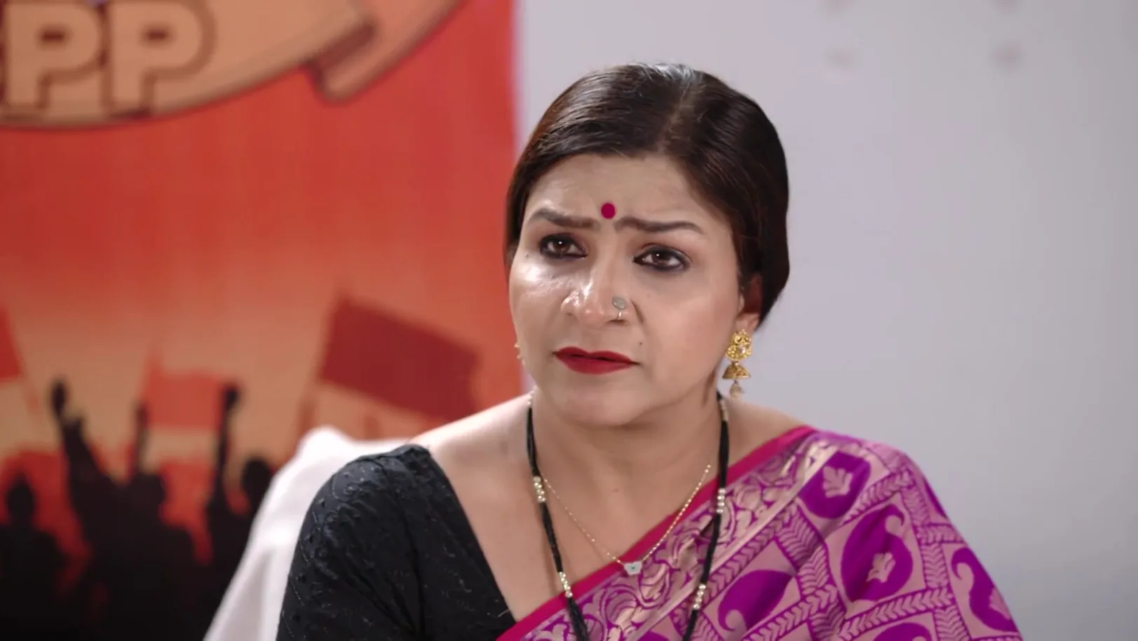 Bhawani Tries to Expose Priya - Suna Jhia 