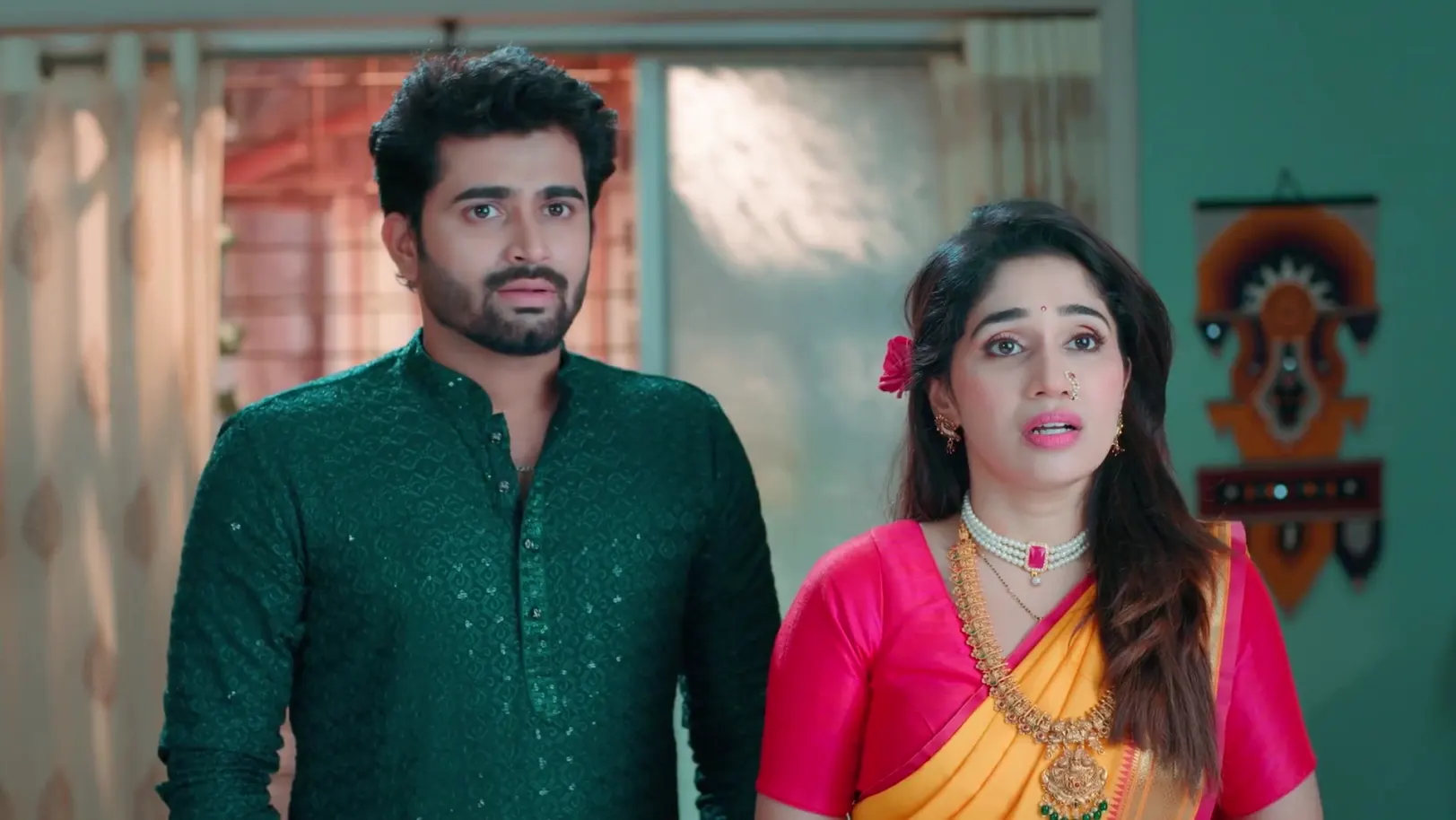 Rohan Supports Adhira in front of Mandakini - Veen Doghatli Hi Tutena 