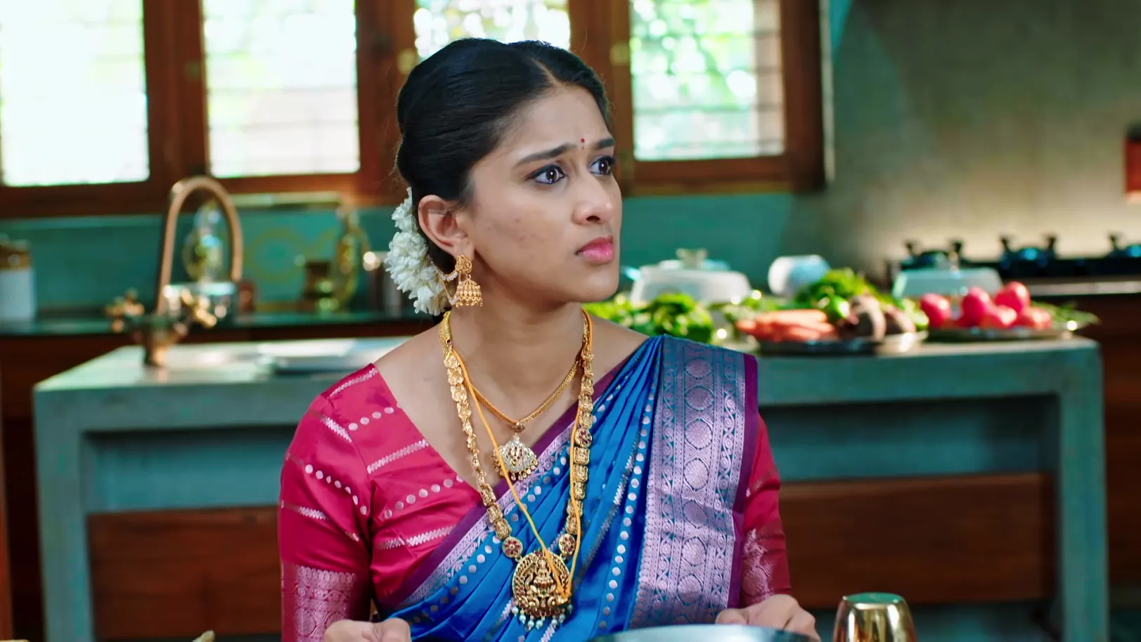 Veerabhadra Insults Rathna - Annayya - Promo