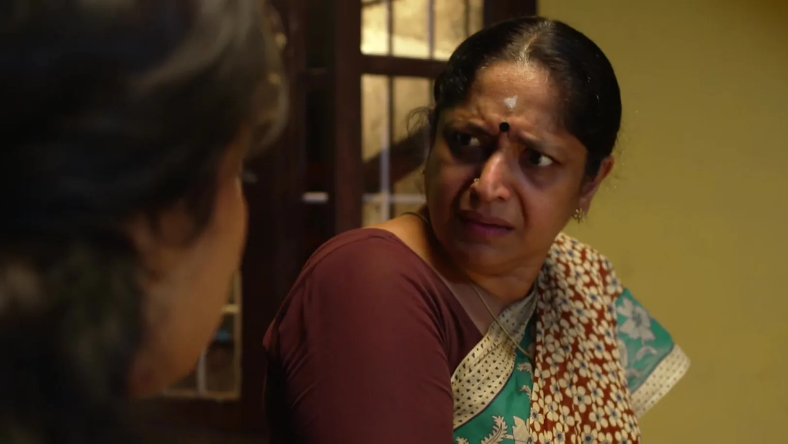 Sharada Stops Shalini - Kudumbashree Sharada 