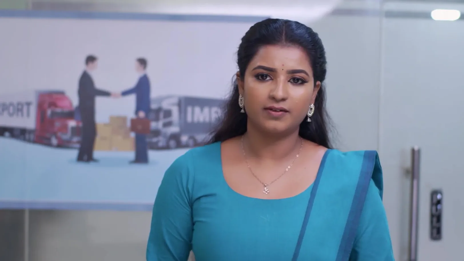 Mayilvahanam Alerts Karthikeyan - Karthigai Deepam 