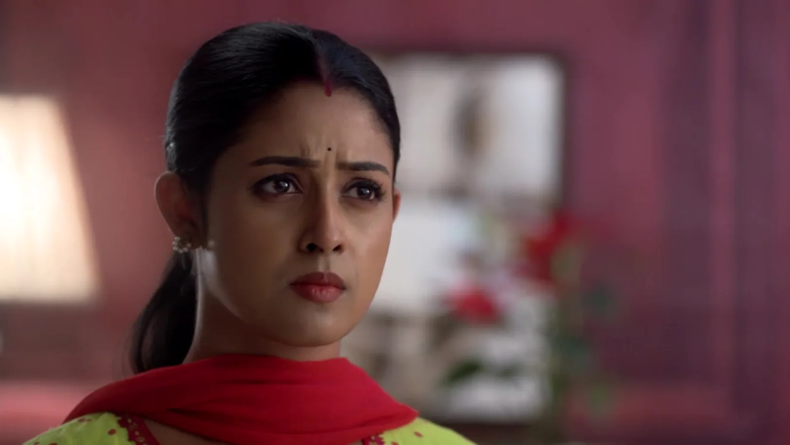 Chandrabatii Warns the Police - Parineeta 