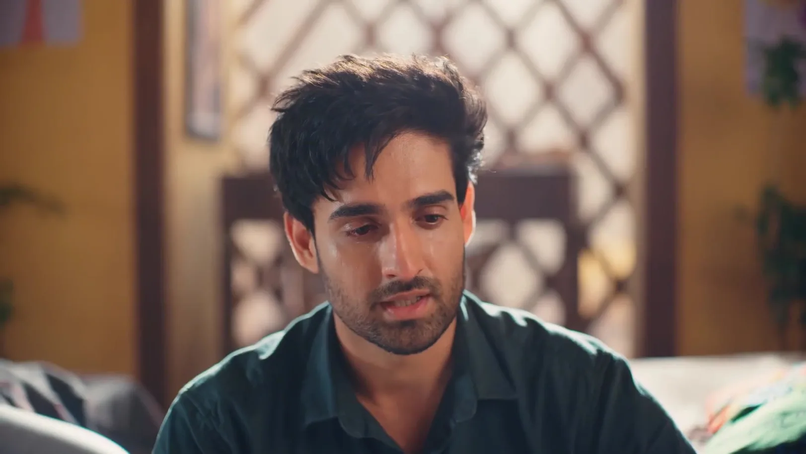 Mahesh Gets Emotional Hearing Shivay's Story - Jagadhatri 