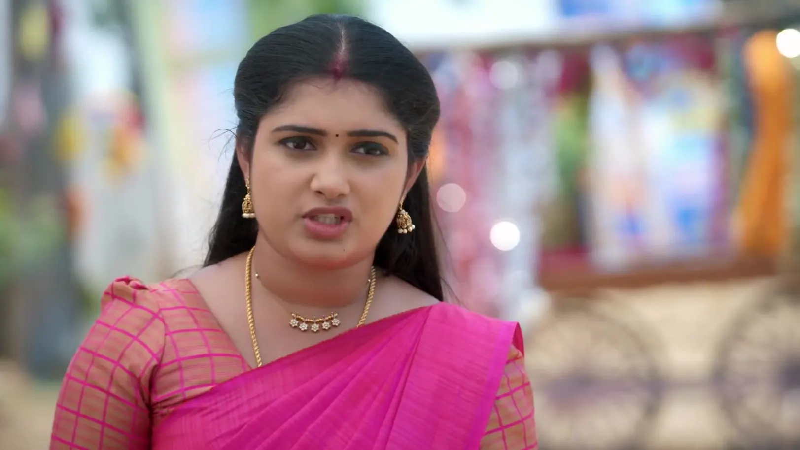 Kavitha Rebukes Lakshmi - Chinnan Siru Kiliye 