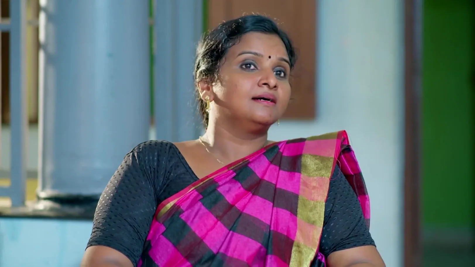 Radha Waits for Sreelakshmi - Akale 