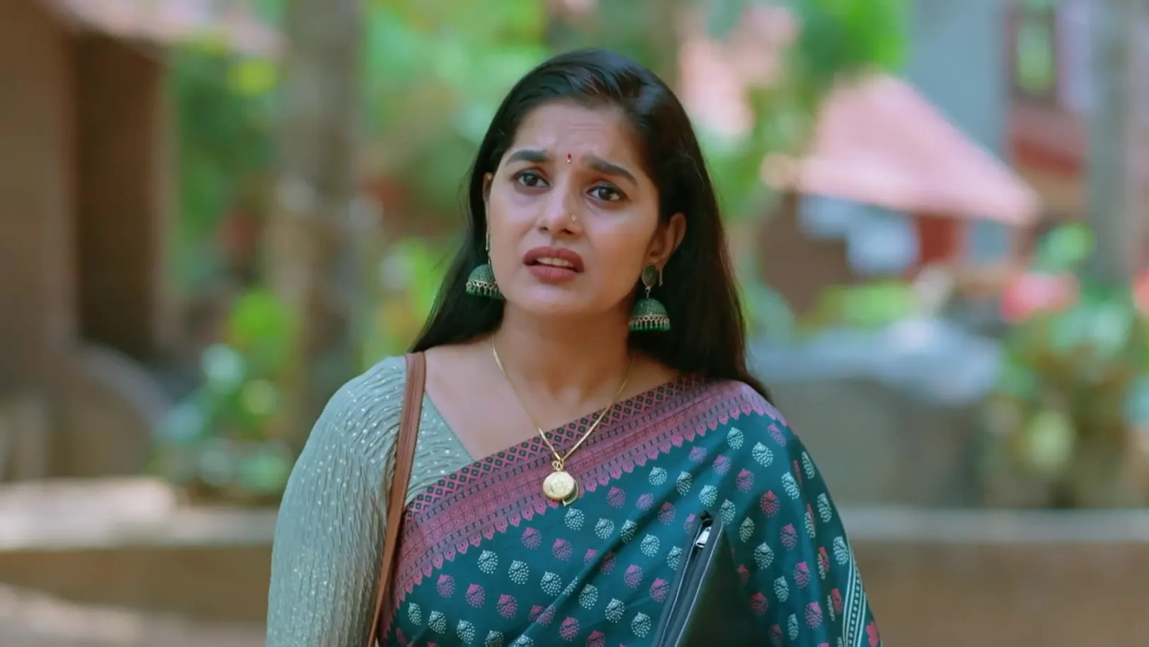 Aarathi Ties an Amulet on Sachi's Wrist - Mangalyam 