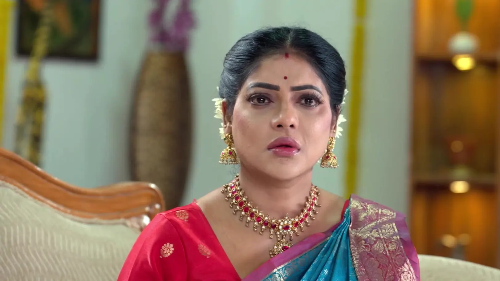 Karthikeyan's Act Worries Chamundeshwari - Karthigai Deepam 