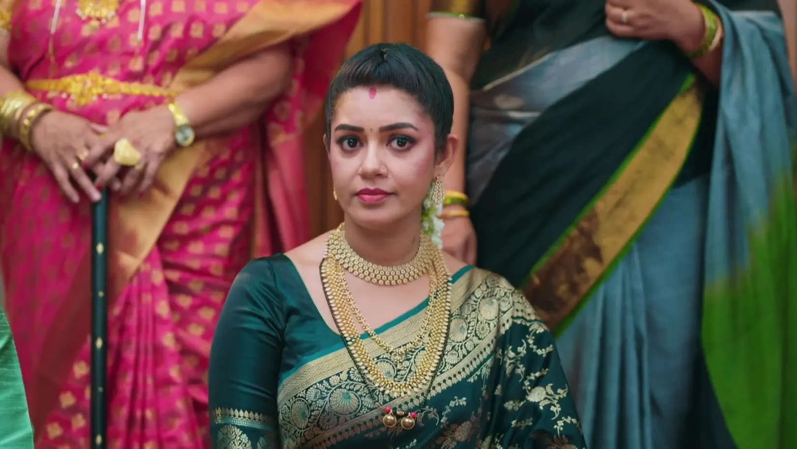 Goutham and Bhoomika Argue with the Priest - Amruthadhaare Goutham and Bhoomika Argue with the Priest - Amruthadhaare