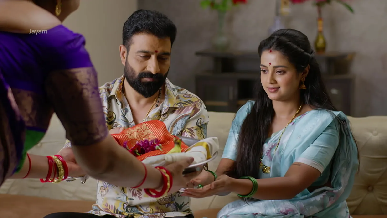 Sudha Sends Sweets to Vijayendra - Jayam - Promo