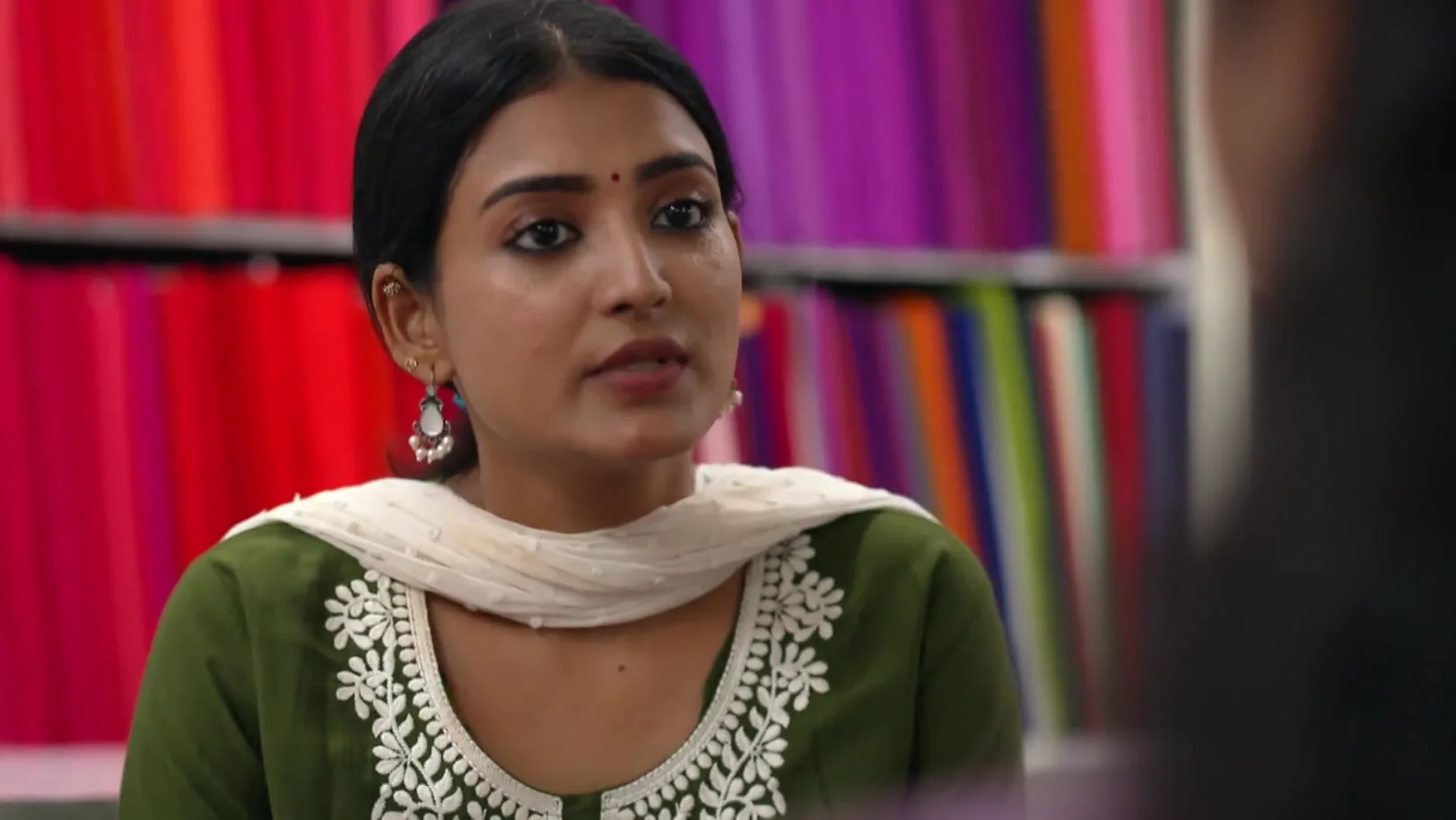 Shalini Shares Her Concerns with Reshma - Kudumbashree Sharada 