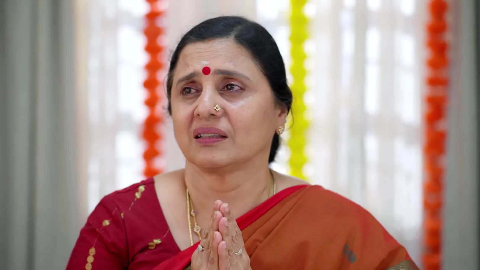 Kaveri Calms a Worried Ambika - Thirumangalyam 