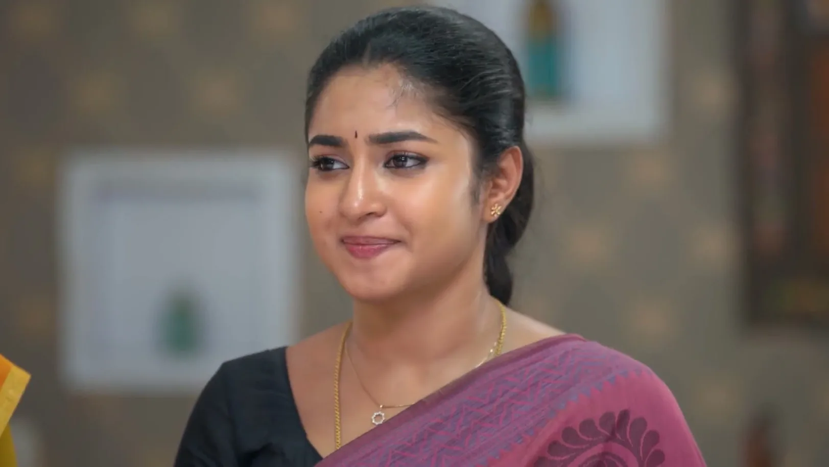 Suguna Wards Off Evil Eyes on Jayanthi - Chinnan Siru Kiliye 
