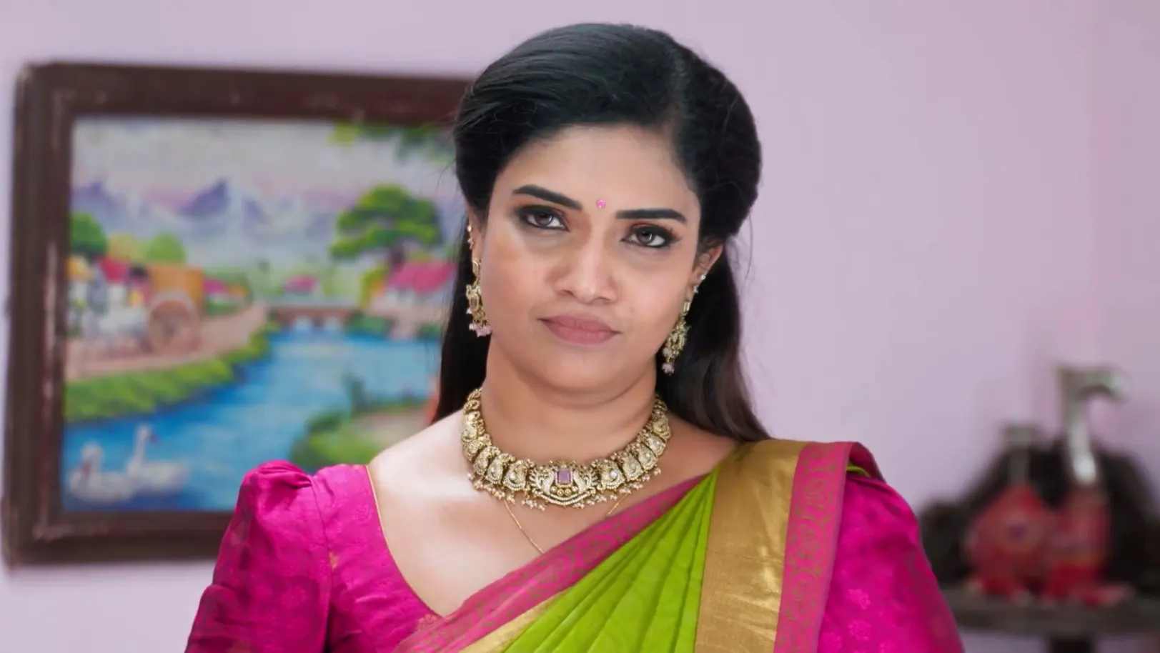 Chandrakala Feigns To Be Happy - Karthigai Deepam 