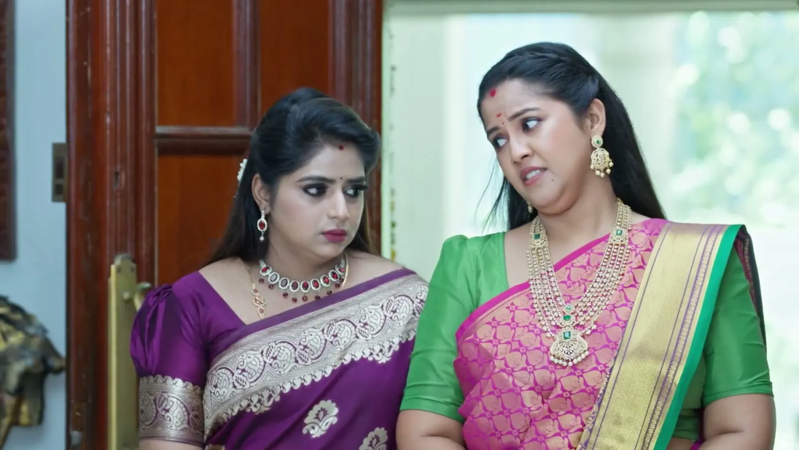 Subhadra Talks About Isai's Help - Paarijatham 