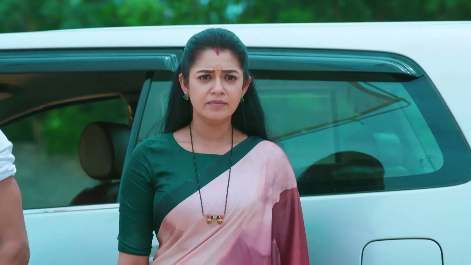 Bhoomika and Partha Take on the Goons - Amruthadhaare Bhoomika and Partha Take on the Goons - Amruthadhaare