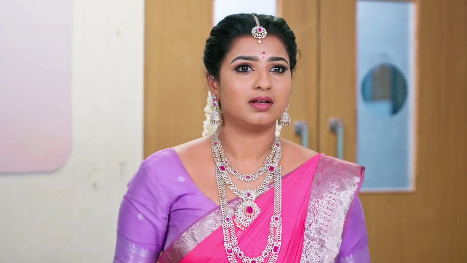 Sonia's Mother Laments to Karthikeyan - Karthigai Deepam 
