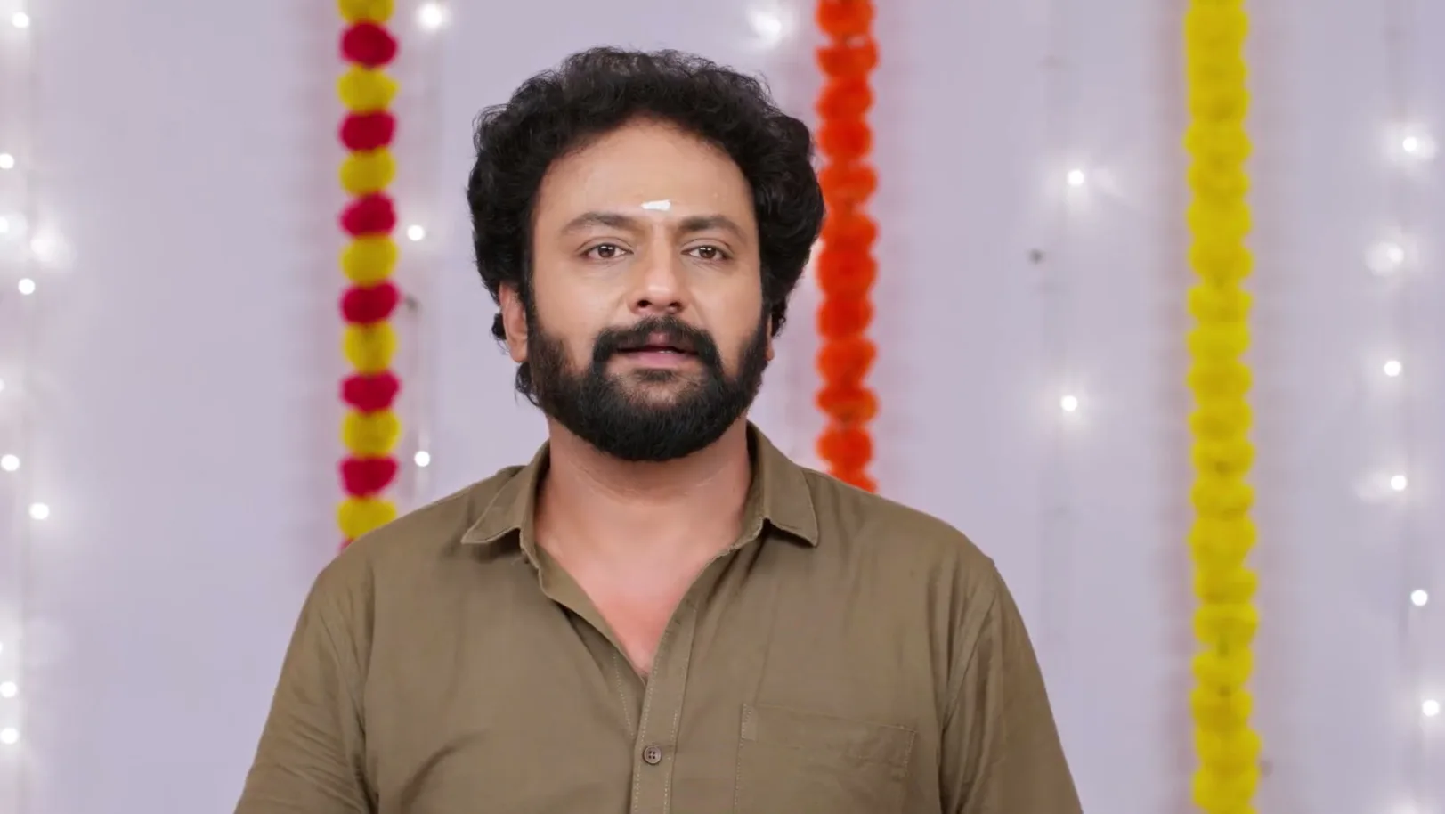Mayilvahanam Looks for the Phone - Karthigai Deepam 