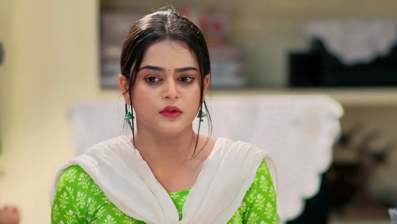 Lata Insults Brishti's Family - Saat Pake Bandha Lata Insults Brishti's Family - Saat Pake Bandha