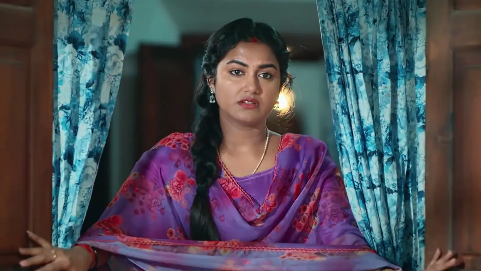 Aarathi Offers to Help Varun - Snehapoorvam Shyama Aarathi Offers to Help Varun - Snehapoorvam Shyama