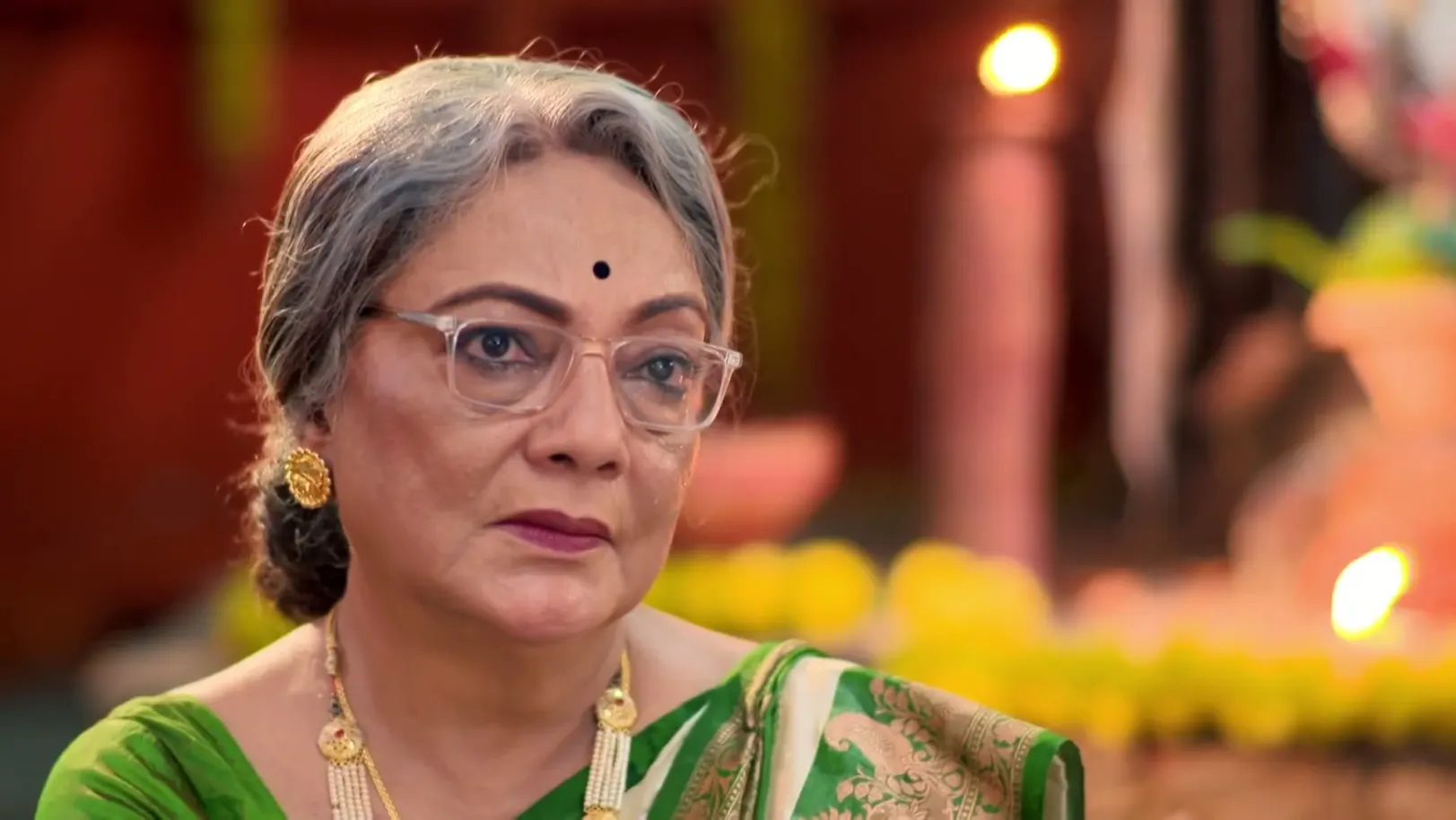 Shaon Sees Nandita's Face for the First Time - Saat Pake Bandha Shaon Sees Nandita's Face for the First Time - Saat Pake Bandha