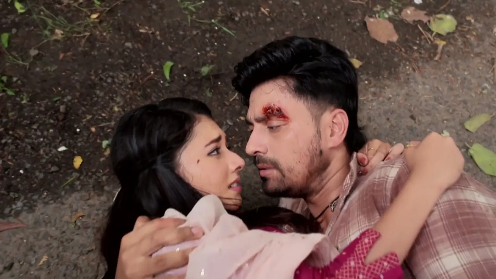 Shaon Tends to a Wounded Shubho - Saat Pake Bandha Shaon Tends to a Wounded Shubho - Saat Pake Bandha