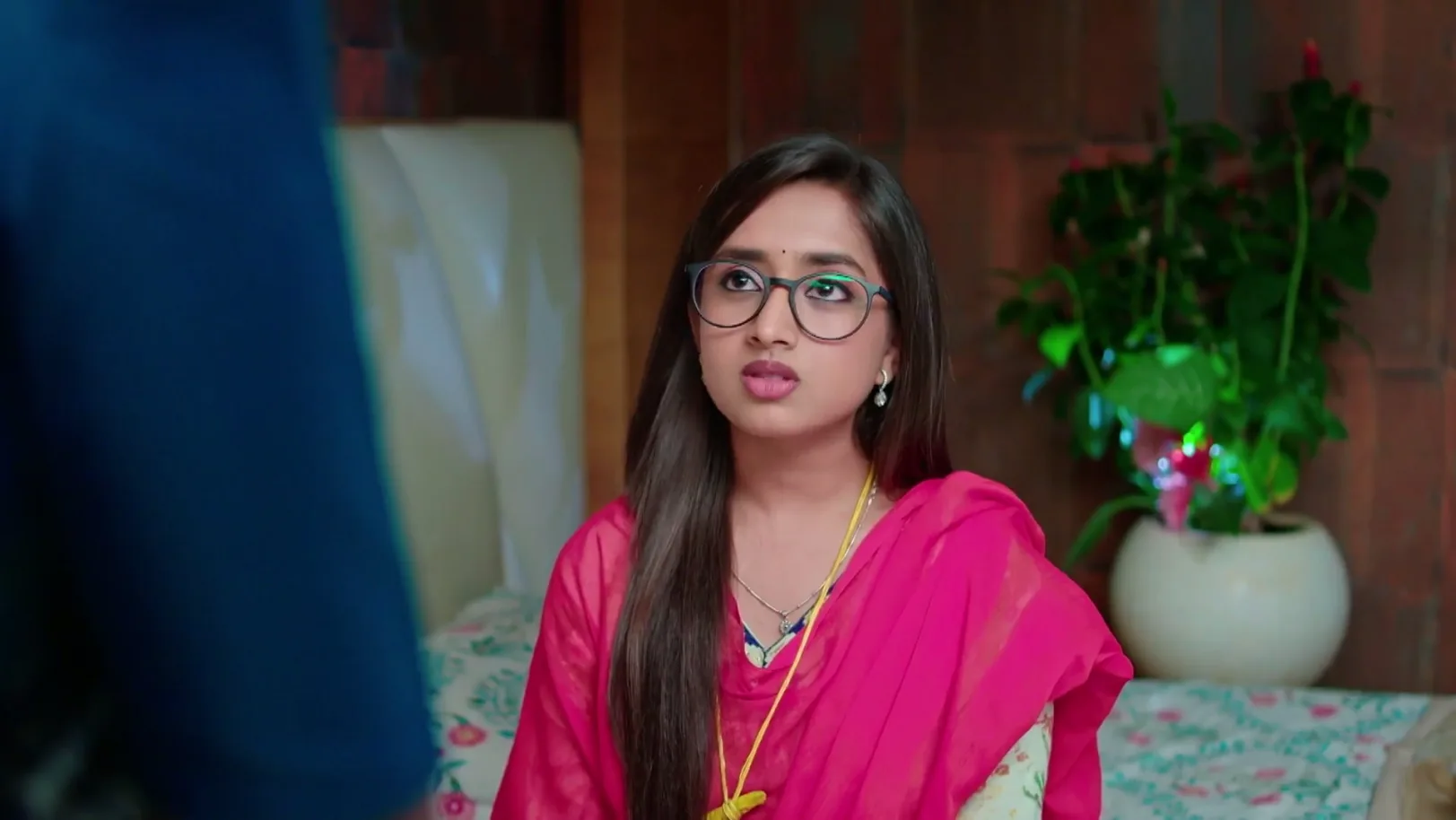 Nidhi Supports Riya - Karna Nidhi Supports Riya - Karna