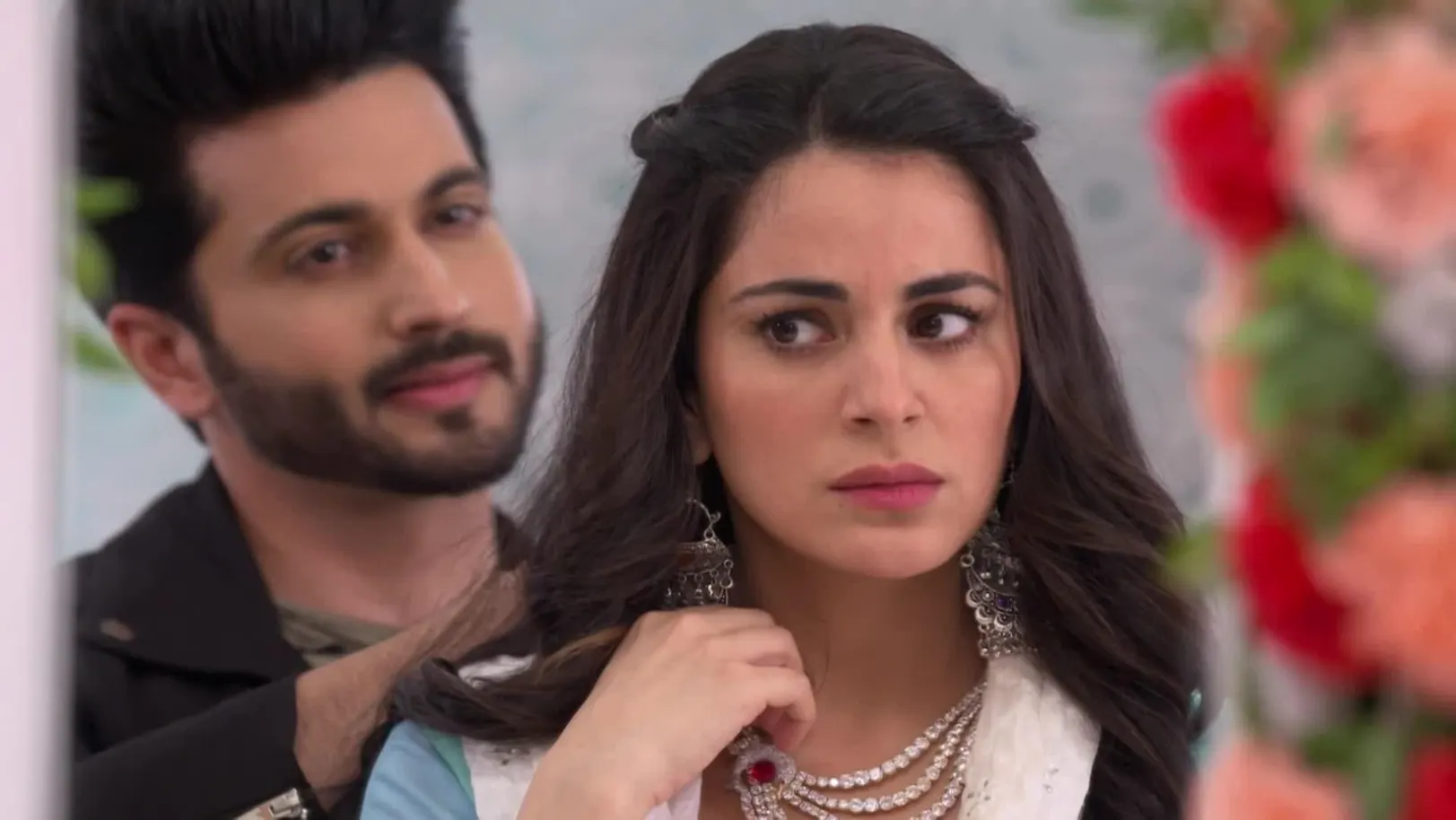 Karan Help's Preeta Wear The Necklace - Kundali Bhagya Romantic Moments 
