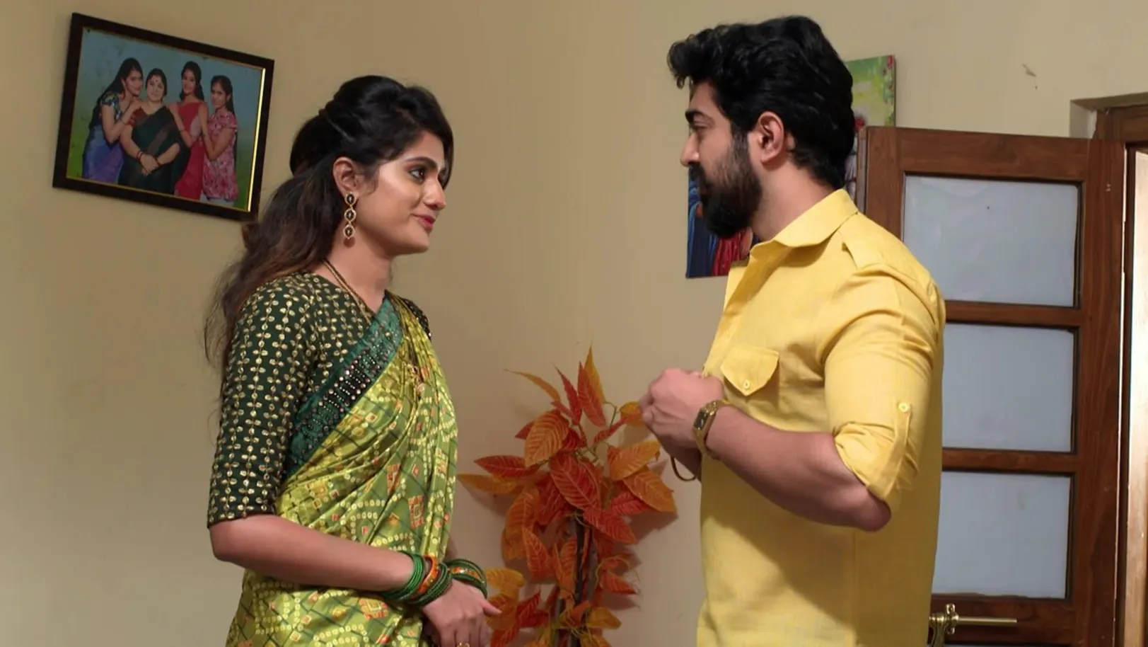 Aravind gets a gift from Akshara 
