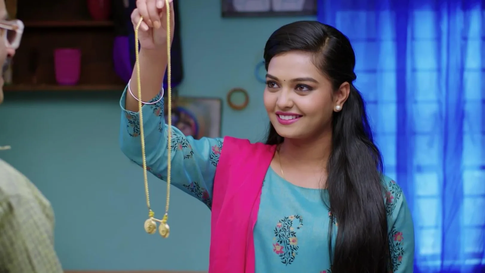 Anu gives Padma's mangalsutram to Subbu 
