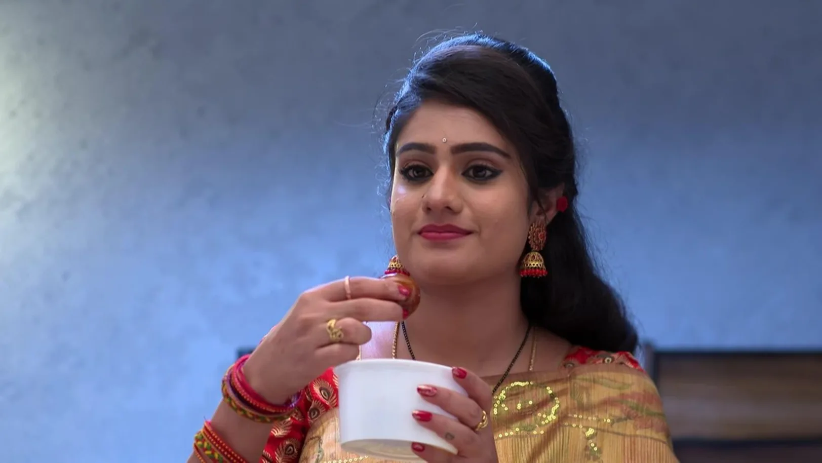 Aravind sees Akshara eating sweets 